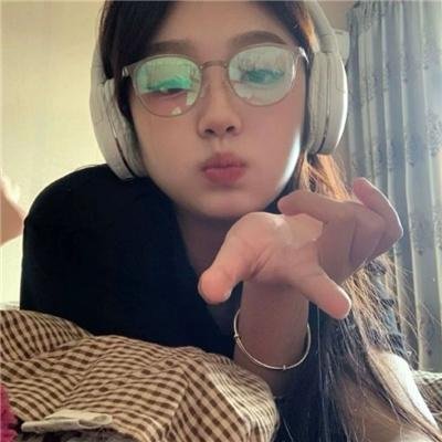 9顶假发的女孩